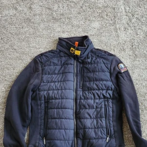 Parajumper cardigan - Säljer denna då den är för liten för mig. Nyskick.