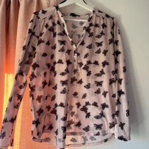 Rosa blus med fjärilar  - Jättesöt blus med svarta fjärilar på. I det tunnarelaget så lite åt de genomskinliga laget. 