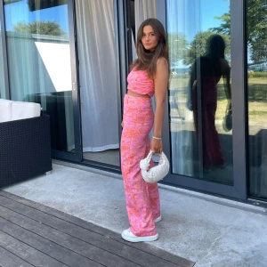 Rosa set Zara  - Säljer detta otroliga rosa set från Zara 🩷🩷 Materialet är i linne. Storlek S i byxorna och toppen är storlek M. Jättefint skick!! 