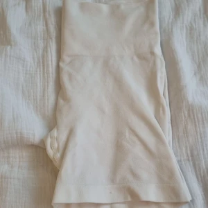 Vita shorts  - Vita undershorts. Perfekt för att ha under kjolar eller klänningar. Väldigt stretchiga. 