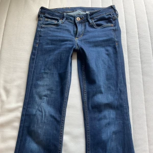 Lågmidjade jeans - Mörkblå Lågmidjade jeans från h&m. De är bootcut och helt perfekt i längden på mig som är 160. Bild 4 visar hur de ser ut på! Storlek 27x32 och i jättebra skick! Bara att skriva i dm om du undrar nåt💕