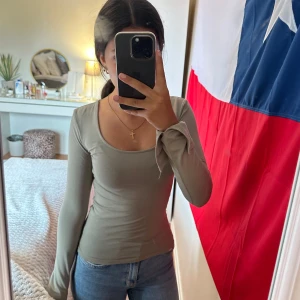 Soft Touch Jersey top  - Top från Gina tricot, färgen säljs inte längre och sitter jötte fint och har inte defekter. Säljer då jag inte tycker det är min färg 