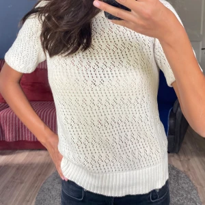 Stickad topp  - Stickad topp från ”WHY Stockholm RED” i storlek M. 