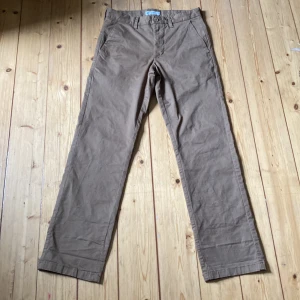 Bruna Chinos - Bra skick ord pris är 500kr använt 2 gånger skriv och fråga om ni vill veta mer