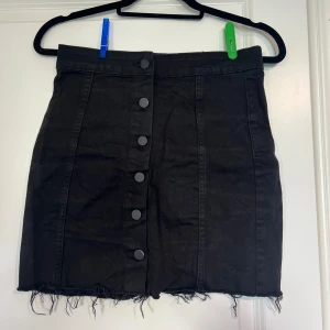 Kjol - Jeanskjol med knappar från Ginatricot. Använd några enstaka gånger, frakt tillkommer.