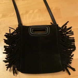 Maje väska - Äkta maje väska. Säljer då den inte kommer till användning längre. Inga defekter. Kontakta innan du klickar på köp knappen, ogiltigt annars.