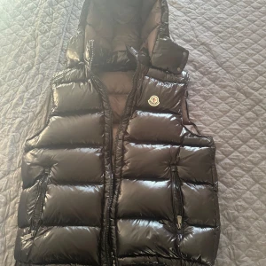 Moncler väst  - Säljer min knappt använda moncler väst 