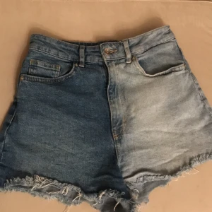 Shorts - Shorts med två färger 