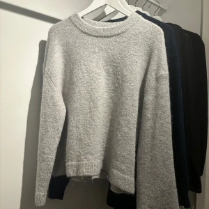 Stickad tröja - Väldigt fin stickad tröja från Gina som tyvärr är lite för stor. Som ny och nypris på 400 och köptes i början av året.