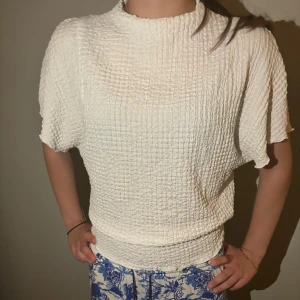 Zara tröja - Säljer den här jätte snygga tröjan från zara då jag inte får någon användning av den. Köpte på vinted 😍