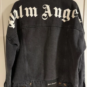 Palm Angels jeansjacka  - Palm Angels jeansjacka i fint skick, Den är i storlek M men skulle säga snudd på att vara lite liten i storleken!