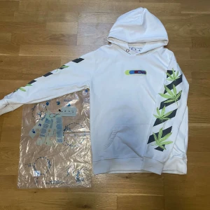 Off-white hoodie - Säljer nu denna feta offwhite hoodien som ger feta sommarvibes! Skick 8/10 eftersom snörena har gått av men har kvar dom. Det är bara att skriva vid funderingar eller annat