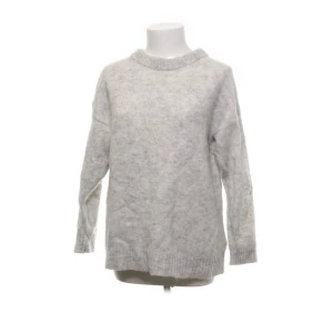 Mohair tröja - Säljer dena jätte gosiga mohair och ull tröjan. Den är bara använd några få gånger så i bra skick, mjuk i materialet och perfekt nu en kylig sommarkväll eller till hösten.