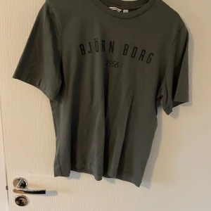 Topp, t-shirt Björn Borg  strl s  - Fint Skick Strl S  Grågrön i färgen, mer åt det gråa. Björn Borg   