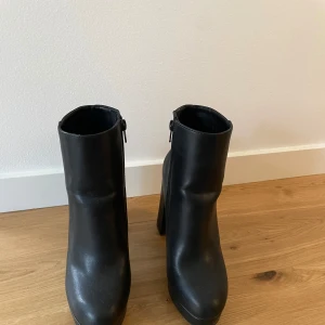 Stövletter - svarta - Nästintill oanvända klassiska stövletter. Lite slit kring sulan från de få gånger det använts. Passar en utekväll på stan såväl som till vardags.