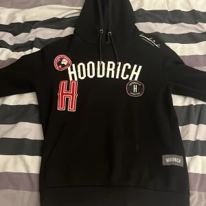 Hoodrich hoddie  - Knappt använd! Köpt för 700 på JD sport säljer för 350!  Hör av dig gärna av dig.