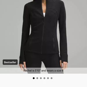 DEFINE JACKET Lululemon - Säljer min fina Women’s Define Jacket från Lululemon. Endast använd fåtal gånger, jackan är i väldigt fint skick🌸 Jag säljer den för att jag inte använder den. Storlek 6, passar mig som har S i vanliga fall. Nypris 1280kr, jag säljer den för 800kr😊
