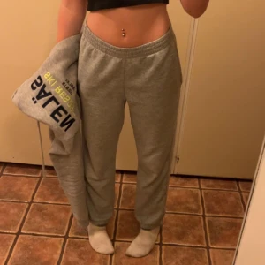 Lågmidjade mjukisbyxor  - Lågmidjade gråa mjukisbyxor från nike