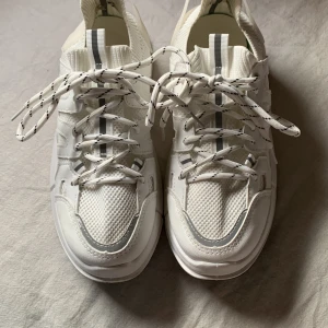 Skor  - Dom är lite använda men väldigt rena. 