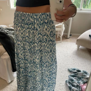 Mönstrad långkjol - Säljer denna superfina långkjol, passar nästan alla storlekar 