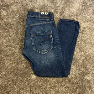 Ett par blå jeans från Dondup. Storlek 36 men mindre i storleken, mer som 34 typ, modellen heter Mius och färgen kallas för Dark Night! Jeansen har en klassisk unik detalj på bakfickan och andra snygga detaljer!