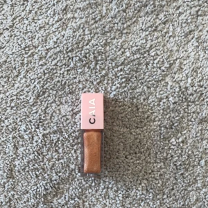 Flytande highlighter från CAIA - säljer mitt läppglans från caia som är använt fåtal gånger, kom privat för mer frågor eller bilder 🫶🏻