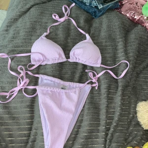 Lila bikini från Spanien  - Jätte fint clean lila bikini sett! Köptes i Spanien för några månader sen men ej använda🙏🏼 strl eu38 kan passa xs-m jag som har s tycker de passar rätt bra!💞 fråga gärna frågor 