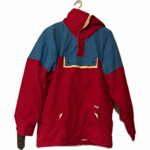 Vintage Jacka - Vintage jacka köpt second hand. Luvan är lite trasig i sömmarna men går att sy!
