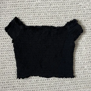 Svart crop top - Svart crop top från H&M. 