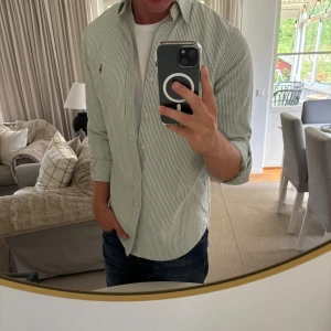 Ralph Lauren skjorta - Hej, säljer nu min fina Ralph Lauren skjorta storlek S. Den är i bra skick och kommer vara otroligt snygg i sommar. Nypris 1500kr! Vi kommer att sälja liknande produkter nu i sommar så glöm inte följa profilen!🌊🍾
