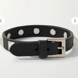 Valentino armband  - Jag säljer min valentino armband på grund att det inte passar min still köpte för 4 månader sen. Har bara använt den 2 gånger. Nuvarande pris 3400kr. 