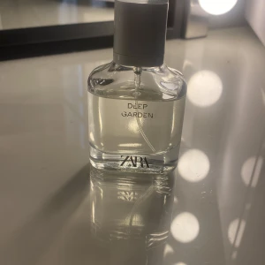 Zara parfym  - Deep garden parfym från zara. Luktar lite vår och blommor. 