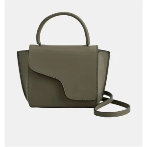 Söker denna ATP väskaannhelst i bra skick vin röd med snurrat snöre skulle oxå funka  - Liten