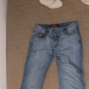 Ett par skit snygga jeans som inte används  - VENUS•ROSS Märke som är skit snygga har ett par av deras jeans som som sitter skit bra. 