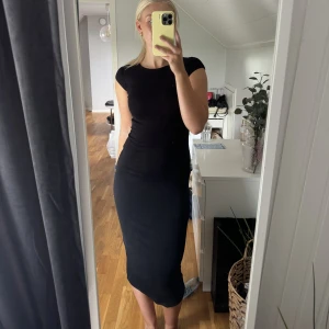 Tajt klänning - Helt ny klänning från pull&bear med prislapp kvar, endast testad! Storlek S med kortare ärmar🫶🏼