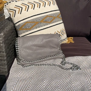 Tiamo väska  - Bra skick, har används få gånger, vet inte riktigt vilken storlek men den är typ lika som min hand i höjd💛💛