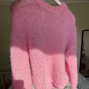 Stickad tröja  - Säljer denna snygga tröjan från vero Moda 💖 