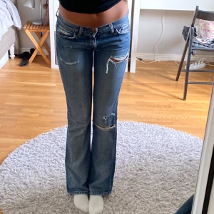 Replay jeans - Så fina vintage Replay jeans⭐️Säljer då de blivit för små. Innerbenslängd 80cm, midjemått rakt över 37cm.
