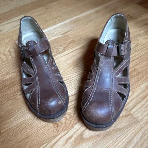 Mary Jane Slipins - Supergulliga Mary Jane skor av äkta läder 🌻🐝 Köpte second hand, kan tänka mig att de är vintage men lyckas ej hitta märket. I gott skick, använda enbart en handfull gånger av mig. Storlek 39 ✨