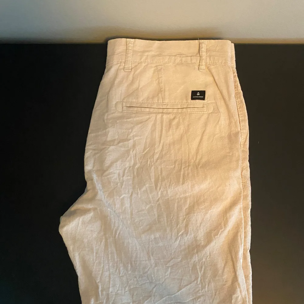 Säljer dessa tvär feta JACK & JONES linneshorts i storlek S och passform REGULAR. Skicket är 9/10 inga defekter på shortsen och dem är max använda 2-3 gånger!😊  Orginal pris - 500kr  Hos oss endast - 149kr. Shorts.