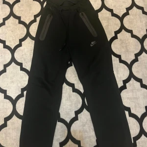 Nike tech fleece - Säljer ett par Nike tech utsläppta byxor som är jätte bekväma passar till storlek xs s m beroende på midjan byxorna är i storlek s / bor i Stockholm så jag kan mötas upp också;)