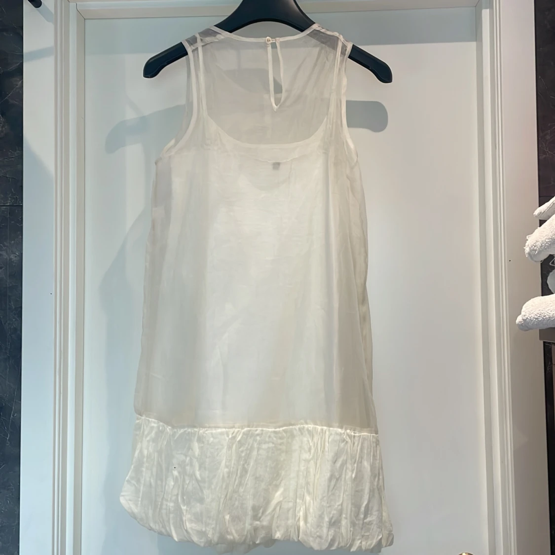 Vit ärmlös klänning med volangdetalj - 91