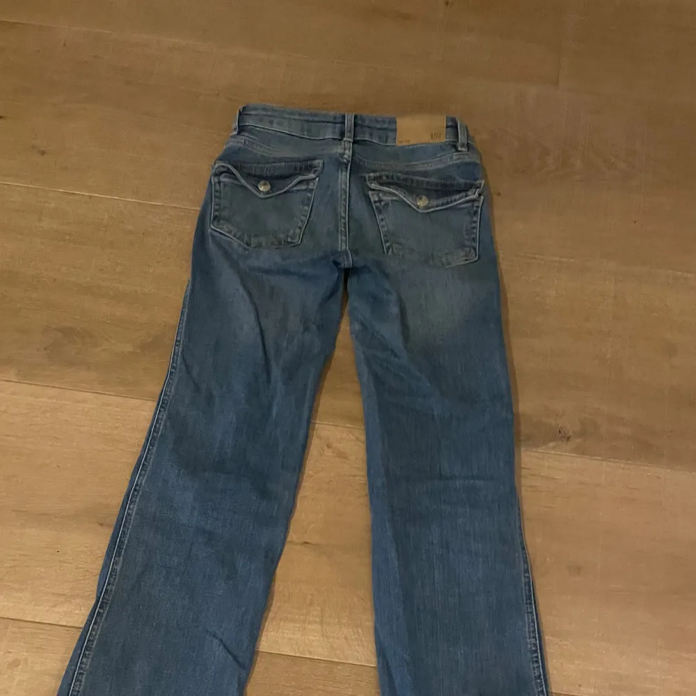 Blåa jeans från lager 157 i fint skick ny pris: 400kr säljes för halva priset 200kr Säljer då jag behöver pengar. Skriv om ni undrar över något🙃. Jeans & Byxor.