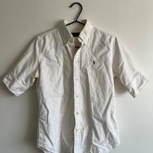 Ralph Lauren skjorta  - Skjorta från Ralph Lauren med kort ärm! Passar en small, true to size. Lite figursydd men inte för tight. Inte struken men annars är den i fint skick.