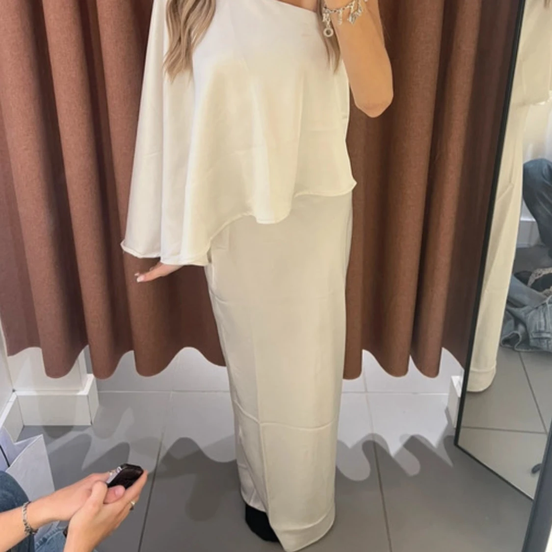 vit satin klänning  - 90