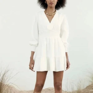 Vit linne klänning  - Säljer min vita linne klänning ifrån Zara, andvänd endast en gång på min konfermation. Den har inga defekter alls, precis som ny. Sitter jätte fint på! Nypris är 400kr, den finns inte kvar på Zaras hemsida!