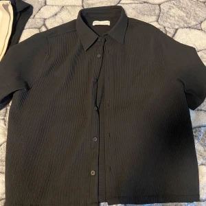 Bershka sommarset - Bershka fullt svart sommarset, riktigt skönt och helt oanvänt, köpt i Juni för 900, mitt pris 500, kan diskuteras också.