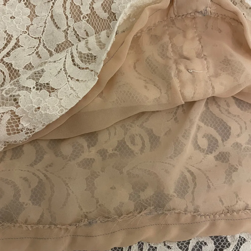Jätte söt spets topp köpt second hand. Uppsydd då jag inte gillade att den hängde ner som man ser på bilden. Det står inget märke eller storlek men den sitter som S/XS.. Puserot.