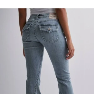 True religion jeans  - Super snygga jeans men kommer inte till användning. Har sprättat sömmen längst ner så att de skulle passa mig i längden. Kan skicka bilder privat men det är super lätt att sy upp igen 💕