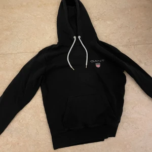 Gant hoodie - Hej, säljer denna tröja då jag köpte den för det var akut då jag var i en annan stad och behövde en lite tjockare tröja då fick det bli denna tröja, den är använd omkring 5 gånger den är i bra skikt, för mer info kontakta mig, pris går att diskutera.